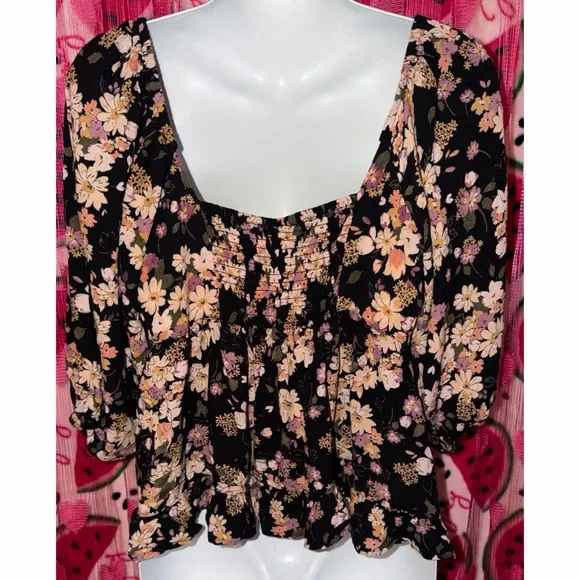 🩷🖤 Gorgeous Flowy Floral Top - Picture 6 of 7